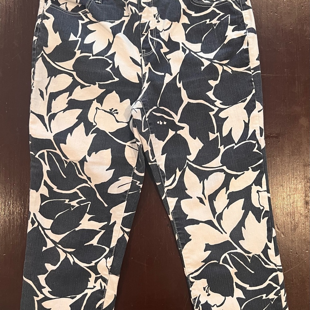 Chico's size 1. Black and White Floral Capri Pants. EUC